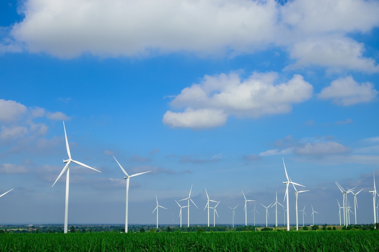 기업이 사용 전력의 100%를 재생에너지로 사용하겠다고 선언하는 자발적인 캠페인 RE100에 참여하는 기업들이 내년부터 더 늘어날 것으로 예상된다. 사진은 풍력발전기 모습. [사진=픽사베이]