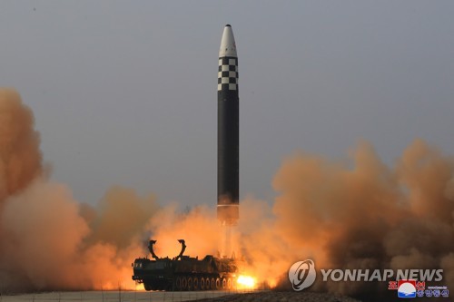 북한 관영매체가 화성-17형 발사 장면이라며 올해 3월 공개한 사진. [연합뉴스]