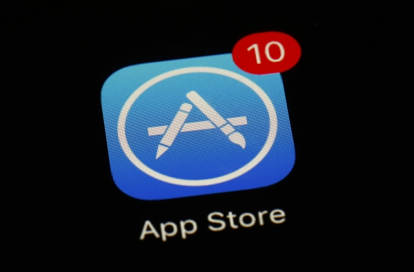 애플은 지난 22일 공식입장을 통해 내년 1월부터 국내 앱 개발자를 대상으로 매출액에서 부가가치세를 제외해 수수료를 적용하겠다고 밝혔다. 사진은 애플의 앱마켓 플랫폼 앱스토어. [사진=연합뉴스]
