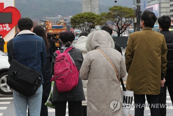 서울 광화문네거리에서 시민이 두꺼운 옷을 입고 횡단보도 신호를 기다리고 있다. [사진=연합뉴스]