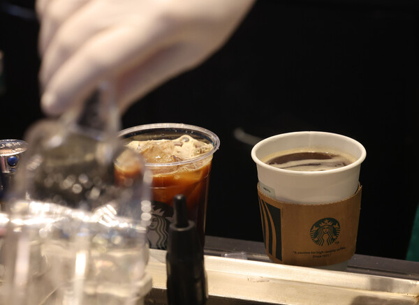서울의 한 커피 전문점에서 직원이 일회용 컵에 커피를 포장하고 있다. [사진=연합뉴스]