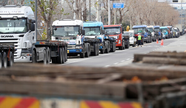 화물연대 파업이 이어지는 5일 경북 포항시의 한 도로 갓길에 화물차들이 줄지어 서 있다. [연합뉴스]