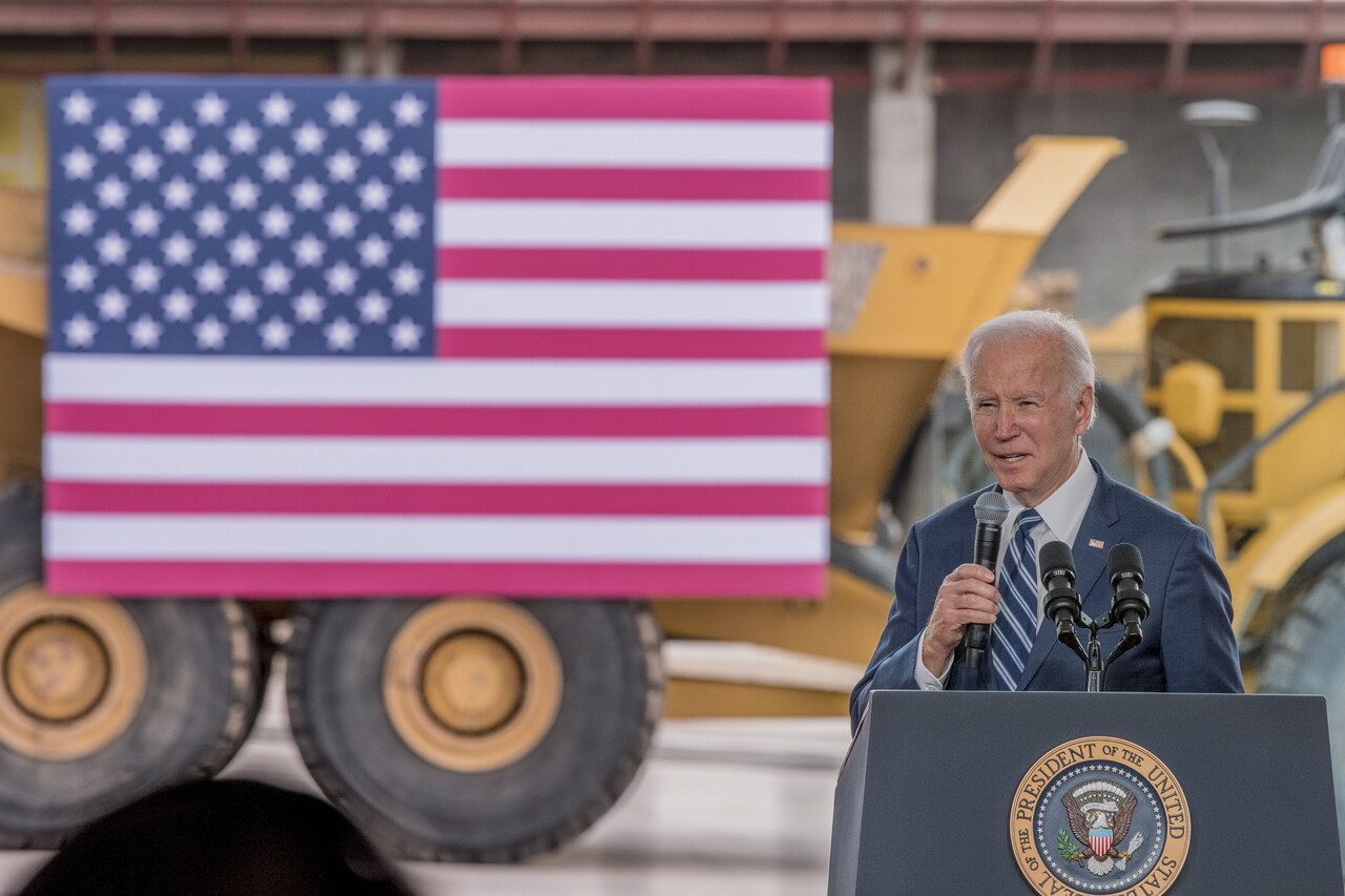 조 바이든 미국 대통령이 6일(현지시간) 애리조나주 피닉스에 있는 TSMC 공장을 방문해 반도체 공급의 흐름을 미국 중심으로 재편해 갈 수 있다고 강조했다. [사진=EPA/연합뉴스]