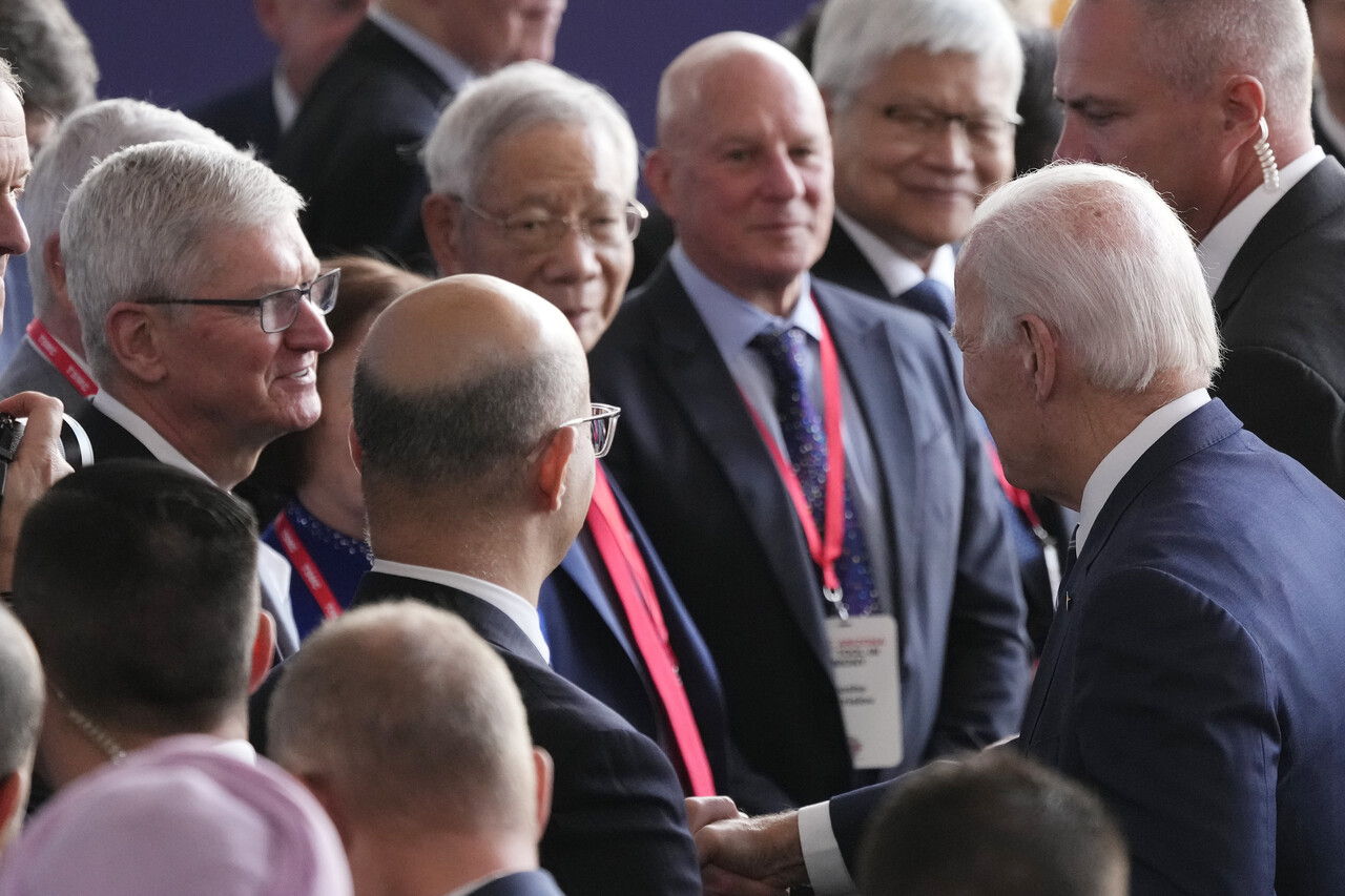 조 바이든 미국 대통령(오른쪽)과 팀 쿡 애플 최고경영자(CEO)가 6일(현지시간) TSMC 장비 반입식에서 만나 악수를 하고 있다. [사진=AP/연합뉴스]