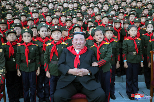 김정은 북한 국무위원장이 지난 10월 12일 평양 만경대혁명학원을 방문해 원생들과 만났다. 김정은은 이 자리에서 청년세대의 사상교양 중요성과 충성을 강조했다. [사진=조선중앙통신]