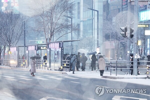 서울 전역에 대설주의보가 발효된 21일 오전 서울 시내의 모습.