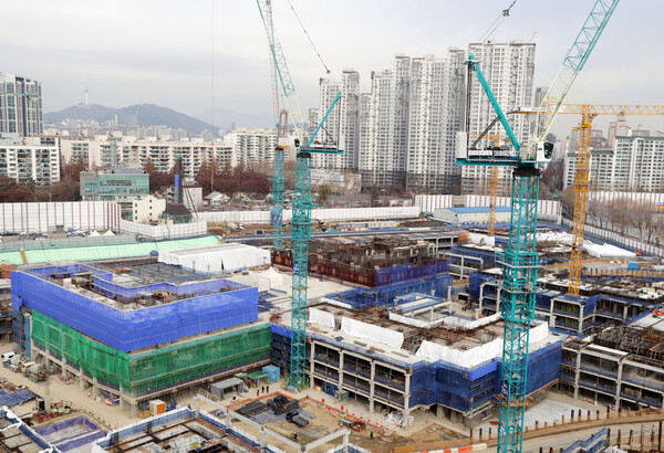 재건축 안전진단의 구조안전성 항목 비중을 50%에서 30%로 낮추기로 했다. 서울 시내 재건축 아파트 단지 모습. [연합뉴스]