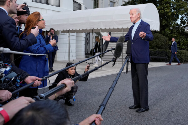 조 바이든 미국 대통령이 2일(현지시간) 워싱턴DC에 있는 백악관 정원에서 기자단과 대화하고 있다. [워싱턴 로이터=연합뉴스]
