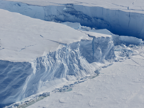 인류 최초로 남극점을 처음 찾은 노르웨이 탐험가 로알 아문센의 이름을 따서 지은 아문센 해에 위치한 스웨이츠 빙하는 지구상에서 가장 빠르게 녹고 있는 지역이다. 그래서 "지구 최후의 날 빙하'라고도 불린다. [사진=어스닷컴]