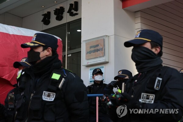 18일 오전 경찰들이 국정원 압수수색이 이루어지고 있는 서울 중구 민주노총 서울 사무실 앞 통행을 통제하고 있다. (연합)