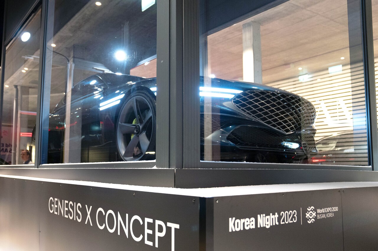 18일(현지시간) '한국의 밤' 행사가 열린 스위스 다보스 아메론 호텔에 부산엑스포 로고가 부착된 투명 컨테이터가 설치돼 있다. 전시된 차량은 콘셉트카 '제네시스 엑스'. [사진=현대차그룹]