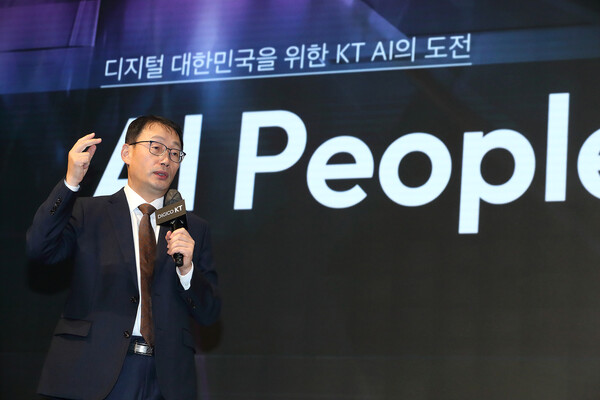 구현모 KT 대표가 지난해 11월 서울 송파구 소피텔 앰버서더 서울에서 열린 AI 전략 기자간담회에서 발표하고 있다. [사진=KT]
