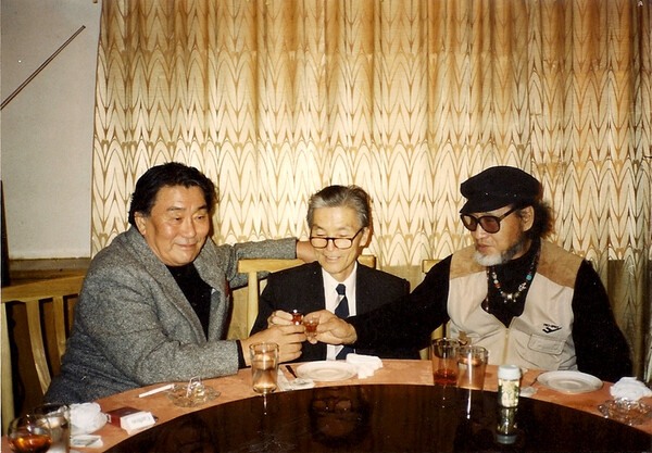 1995년 중국 연길에서 전시회 개최 후 한상익(가운데)화가와 김흥수(오른쪽) 권옥연 화가 등이 자리를 함께했다.