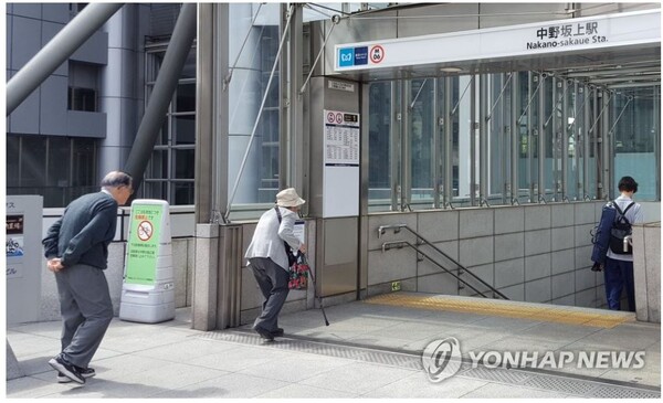 일본 도쿄도(東京都) 나카노(中野)구에서 노인들이지하철을 타기 위해 계단 쪽으로 내려가고 있다.[사진=연합뉴스]