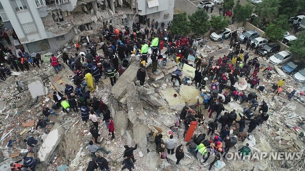 튀르키예 지진 현장에서 구조작업을 벌이고 있다. [로이터=연합뉴스]