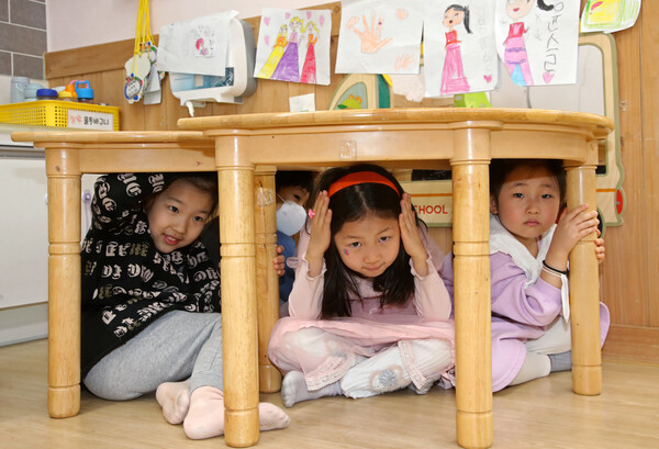 9일 오전 광주 북구청 직장어린이집에서 아이들이 지진 대응 안전 훈련을 하고 있다. [연합뉴스]
