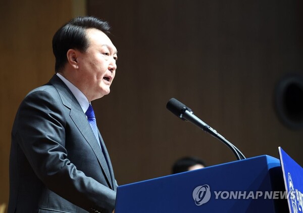 윤석열 대통령이 27일 서울 서대문구 연세대학교에서 열린 2023년 2월 학위수여식에서 축사를 하고 있다.(연합)