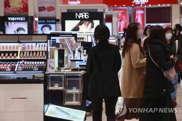 지난 9일 서울 중구 신세계백화점 본점을 찾은 고객들이 화장품 매장에서 쇼핑을 하고 있다. [사진=연합뉴스]
