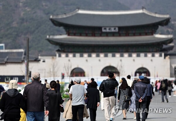 포근한 날씨를 보였던 지난 11일 오후 서울 광화문광장에서 시민들이 길을 걷고 있다. [사진=연합뉴스]