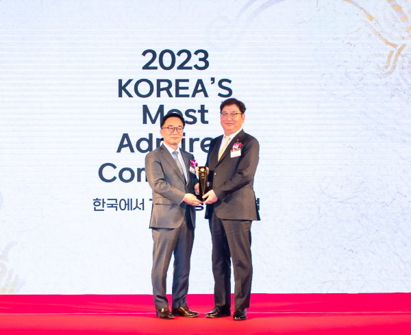 S-OIL은 17일 서울 콘래드 호텔에서 열린 ‘2023 한국에서 가장 존경받는 기업’ 시상식에서 5년 연속 All Star 30 및 7년 연속 정유산업부문 1위에 선정됐다고 밝혔다. (사진 왼쪽부터)한국능률협회컨설팅(KMAC) 한수희 대표이사 사장, S-OIL 서정규 국내영업본부장이 시상식 후 기념촬영을 하고 있다.