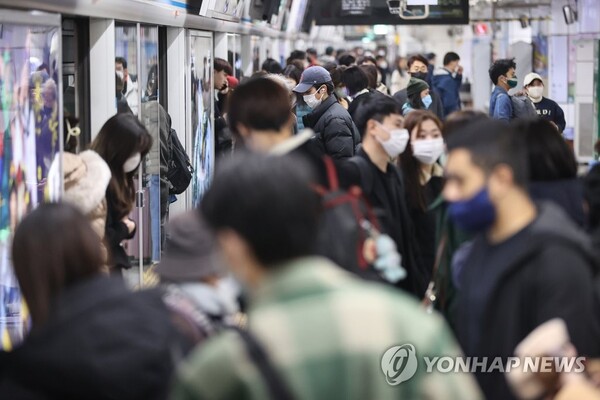 지난 5일 서울 4호선 명동역에서 마스크를 착용하고 지하철을 타고 내리는 시민들의 모습. [사진=연합뉴스]
