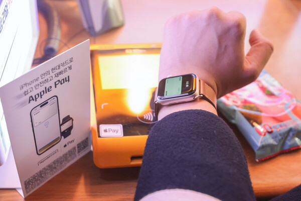 애플의 근거리무선통신(NFC) 결제 서비스 '애플페이' 서비스 개시일인 21일 서울 용산구 이마트24 R한남제일점에서 한 시민이 애플워치로 애플페이 결제를 하고 있다. [연합뉴스]