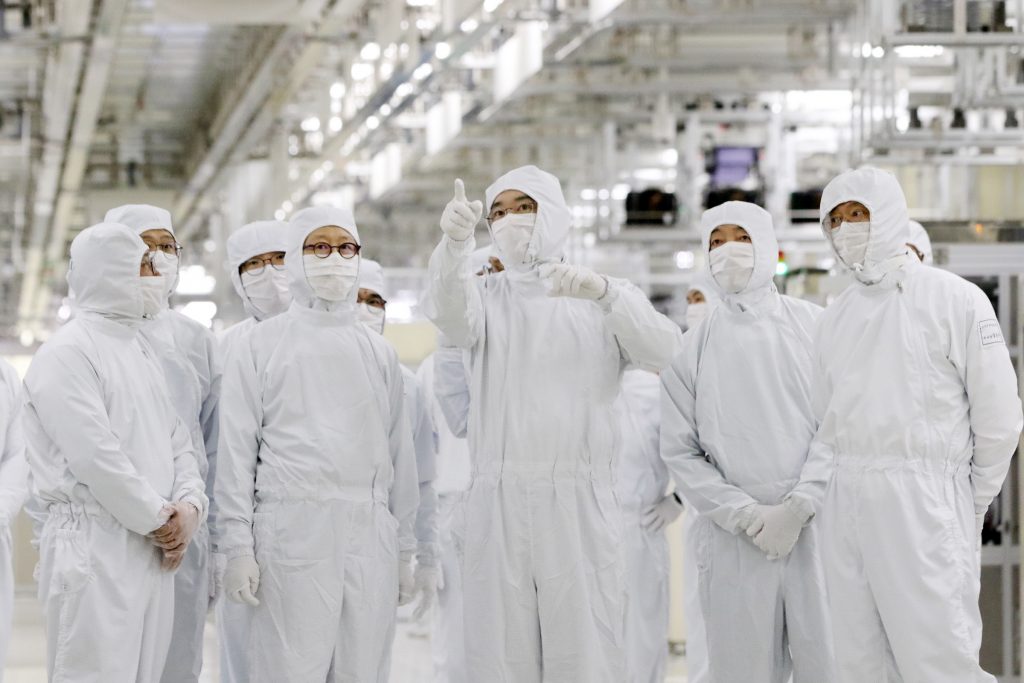 이재용 삼성전자 회장이 지난 2월 17일 삼성전자 천안캠퍼스에서 패키지 라인을 둘러보고 있다. [사진=삼성전자]