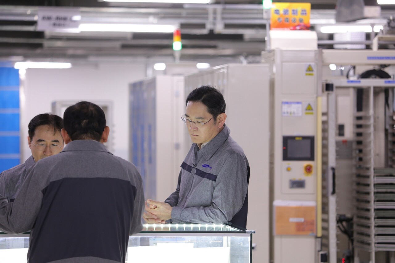 이재용 삼성전자 회장이 지난 24일 중국 톈진 삼성전기 사업장을 방문해 적층세라믹캐패시터(MLCC) 생산 공장을 점검하고 있다. [사진=삼성전자]