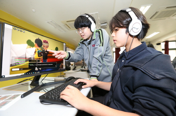 메타버스 '빌려쓰는 지구월드'를 시범 체험하고 있는 서울 상계중학교 학생들. [사진=LG생활건강]