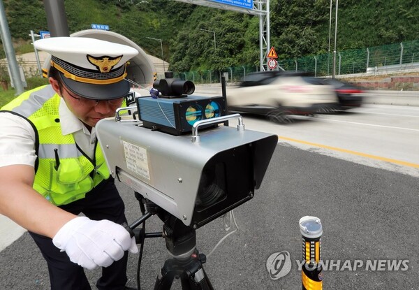 서울 강남순환도로에서 경찰이 이동식 카메라로 과속단속을 하고 있다. [연합뉴스]