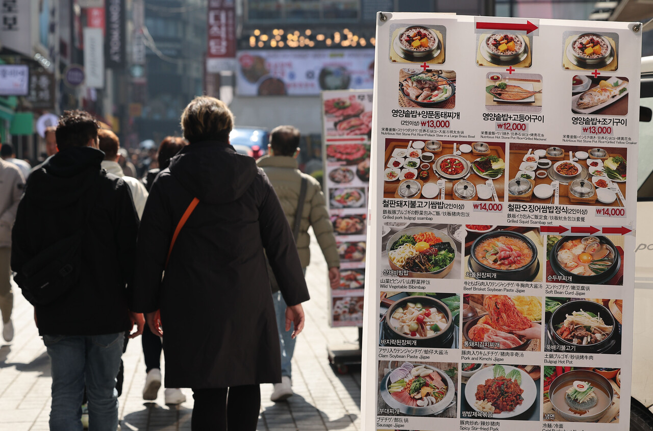 한국은행이 발표한 ‘3월 소비자동향조사’ 자료에 따르면 기대인플레이션율은 2월(4.0%)보다 0.1%포인트 떨어진 3.9%로 확인됐지만, 외식비 등 국민들의 실생활과 밀접한 품목들의 가격은 여전히 고공행진을 하고 있다. 사진은 서울 명동 시내의 한 음식점 메뉴 가격표의 모습. [사진=연합뉴스]