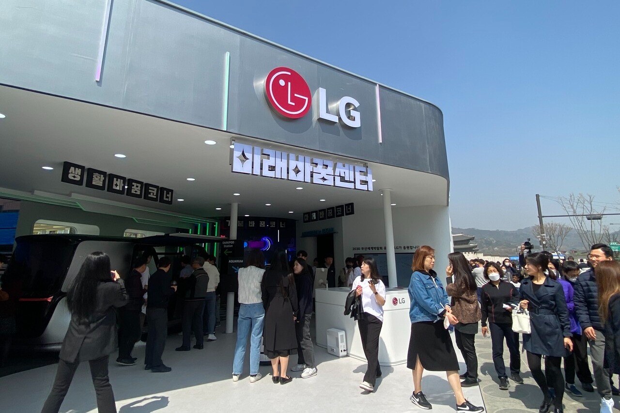 31일 서울 광화문광장을 찾은 관람객들이 LG 부스를 둘러보고 있다. [사진=김보민 기자]