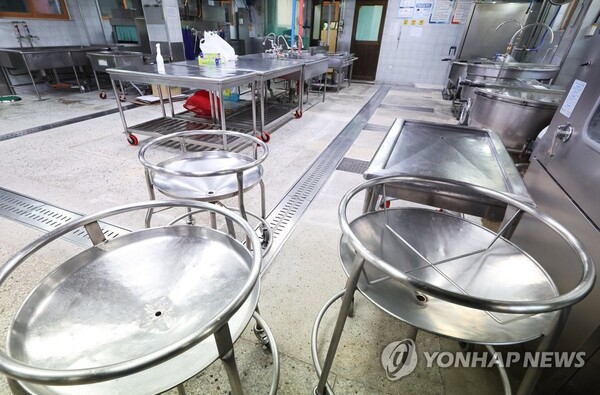 학교비정규직연대회의가 총파업에 돌입한 31일 경기도의 한 학교 급식 조리실이 텅 비어 있다. [연합뉴스]