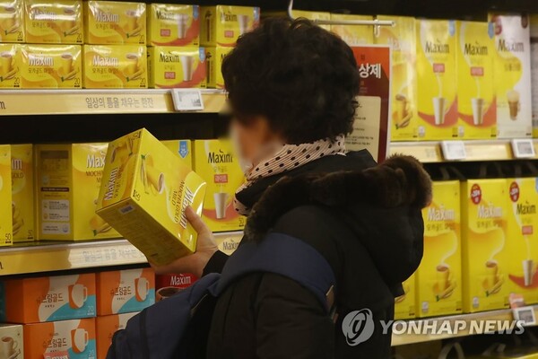 서울 시내 한 대형마트에서 시민이 맥심 커피를 살펴보고 있다. [연합뉴스]