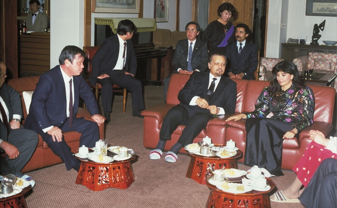 최종현 선대회장(왼쪽)이 1981년 내한한 야마니 사우디아라비아 석유장관(가운데)를 만난 모습. 2차 석유 파동 당시 최종현 선대회장은 사우디아라비아와 돈독한 관계를 바탕으로 장기 원유공급계약을 체결하며 위기를 돌파했다. [사진=SK]