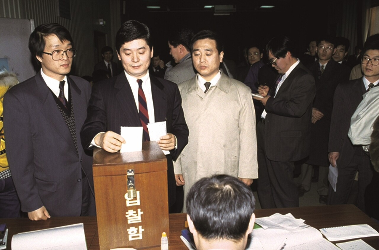 1994년 표문수 SK텔레콤 전 대표(가운데)가 한국이동통신 주식 매입을 위한 입찰서를 제출하는 모습. [사진=SK]