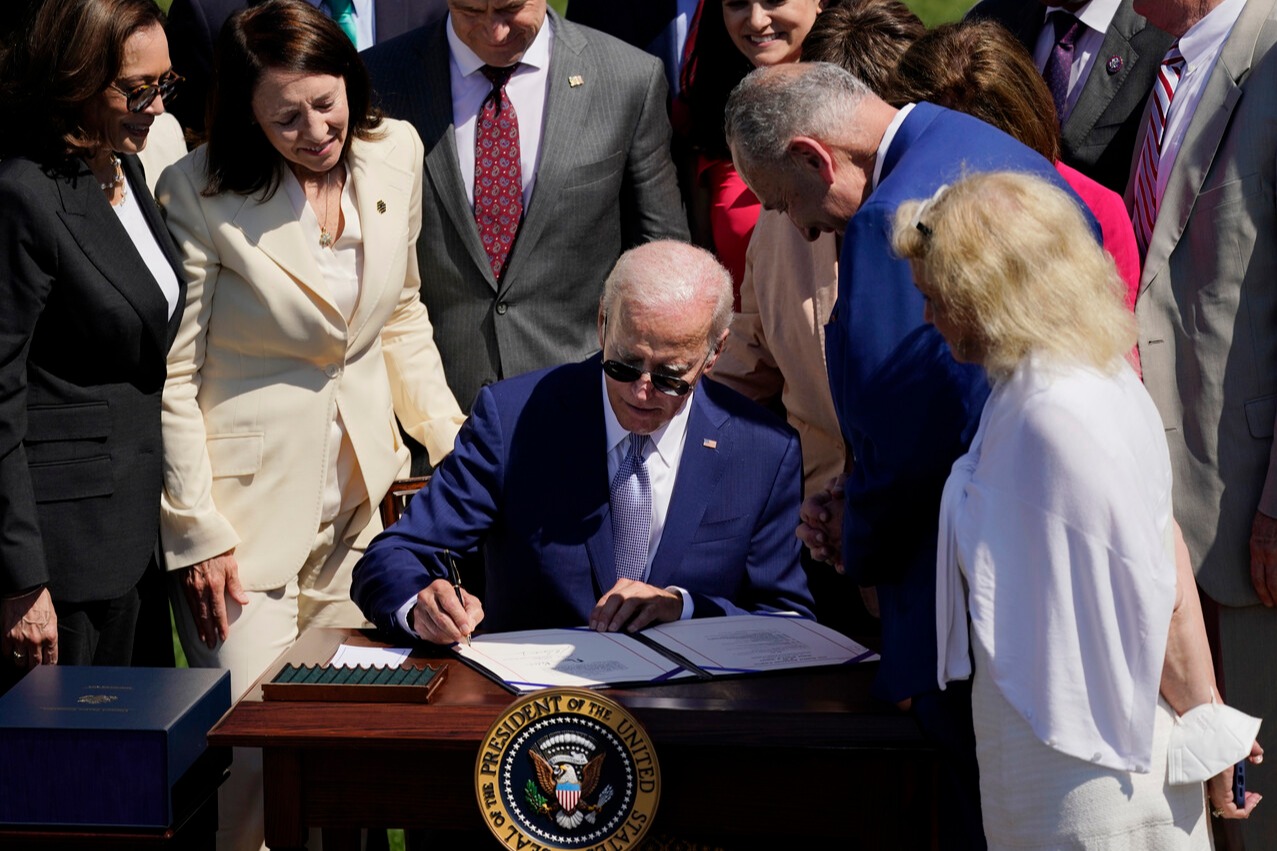 조 바이든 미국 대통령이 지난해 8월 반도체 및 과학법에 서명하고 있다. [사진=AP/연합뉴스]