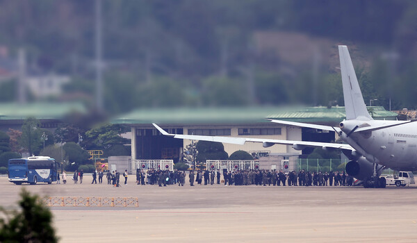 수단 교민 28명이 25일 오후 서울공항에서 우리 공군 KC-330 '시그너스' 다목적 공중급유기 편으로 입국해 기체에서 내려 버스로 이동하고 있다. [연합뉴스]