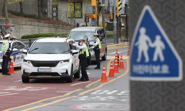 경찰이 서울 한 초등학교 앞 스쿨존에서 음주운전 단속을 하고 있다. [연합뉴스]