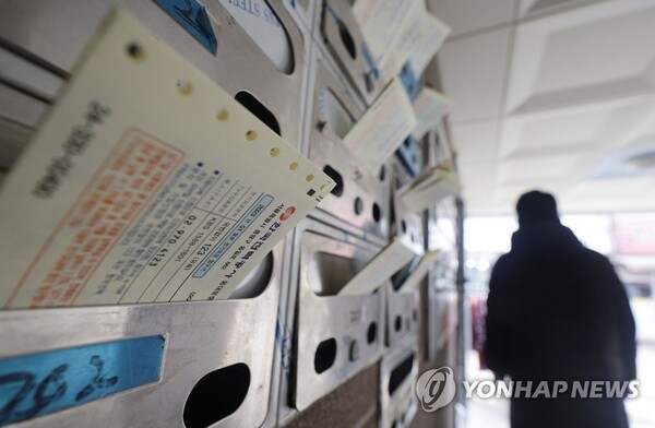 이르면 다음 주 전기요금이 kwh당 10원 안팎 오를 가능성이 있다. 서울 시내의 한 빌라 우편함에 전기요금 청구서가 꽂혀있다. [연합뉴스]