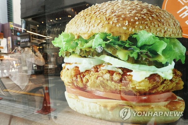 지난달 햄버거 소비자물가 상승률이 17% 선을 웃돌았다. 서울 시내 한 햄버거 가게 모습. [연합뉴스]