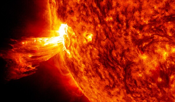  미국 우주항공국(NASA)의 새로운 연구에 따르면 지구상의 생명체를 이루는 첫 번째 구성 요소는 태양 폭발로 인해 형성되었을 가능성이 높다고 한다. 태양 폭발이 쏟아낸 고에너지 입자가 지구 대기와 충돌하며 화학반응을 촉발해 세포를 형성하는 단백질의 기본 물질인 아미노산을 만들어냈으며, 이 아미노산이 생명체 출현으로 이어졌다는 것이다. [사진=NOAA]