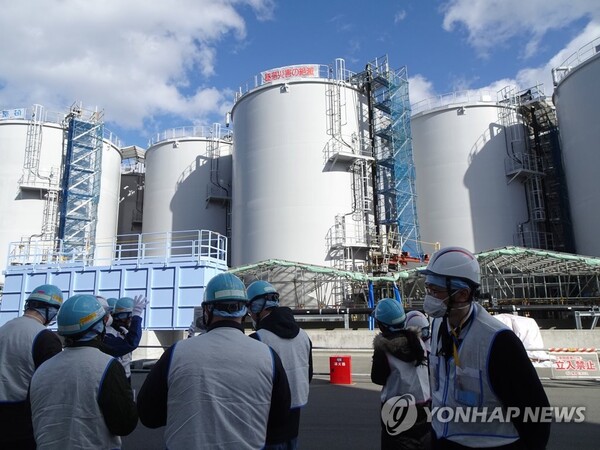 도쿄전력 관계자들이 지난 3월 2일 후쿠시마 제1원자력발전소에서 외신 기자들에게 오염수 저장탱크를 설명하고 있다. [연합뉴스]