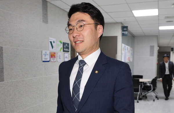가상자산 보유 논란이 계속되고 있는 더불어민주당 김남국 의원이 지난 9일 서울 여의도 국회 의원회관 의원실로 들어가고 있다. [연합뉴스]