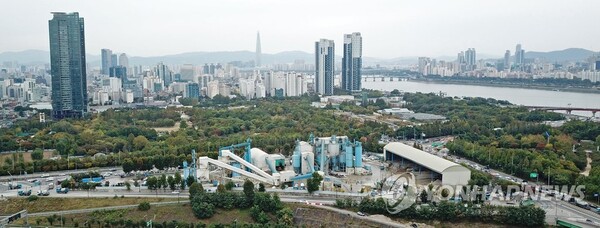 철거 전 서울 성동구 삼표레미콘 공장. 이 자리에 글로벌 업무지구가 조성될 예정이다. [연합뉴스]
