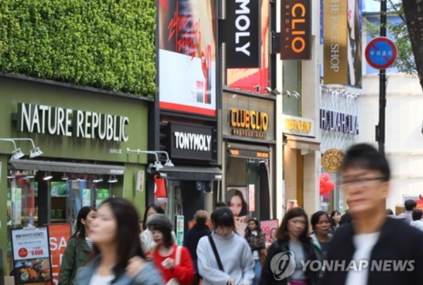 서울 명동의 국내 대표적인 로드숍 화장품 브랜드 매장들 앞으로 사람들이 지나가고 있다[사진=연합뉴스]
