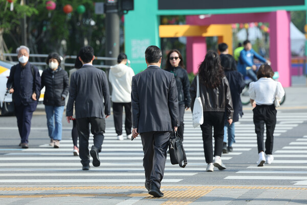 국내 대기업의 정규직은 늘어나지 않은 신 비정규직은 증가한 것으로 나타났다. 서울 광화문네거리에서 직장인들이 출근하고 있다. 사진은 특정 기사 내용과 관련 없음. [연합뉴스]