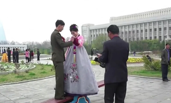 평양 만수대 지역에서 북한 신랑신부가 웨딩촬영을 하고 있다. [사진=연합뉴스]
