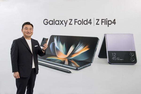 노태문 삼성전자 MX사업부장 사장이 지난해 8월 '삼성 갤럭시 언팩 2022'에서 폴더블 스마트폰 '갤럭시Z폴드4', '갤럭시Z플립4'를 소개하고 있다. [사진=삼성전자]