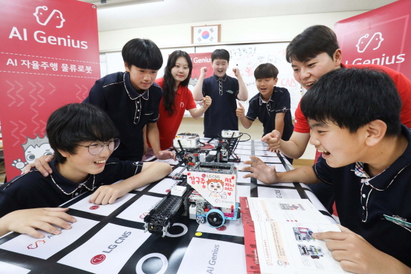 경북 영덕의 강구중학교 학생들이 LG CNS 'AI지니어스' 수업에서 AI 물류로봇을 만들고 있다. [사진=LG CNS]